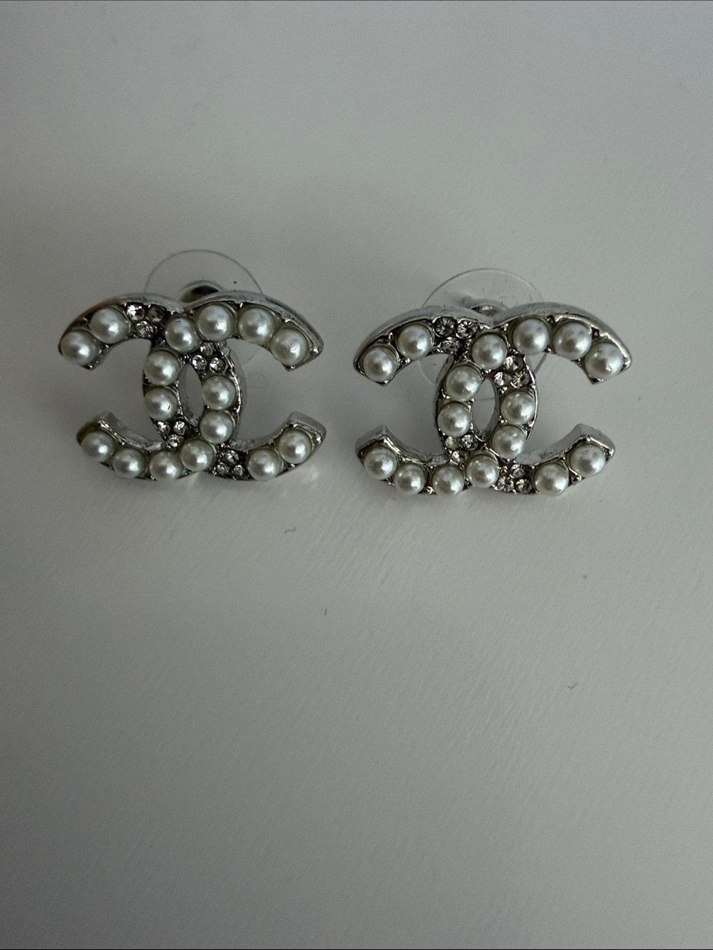 Fashion Jewelry Pearl Accent Interlocking C Logo Earrings -silver